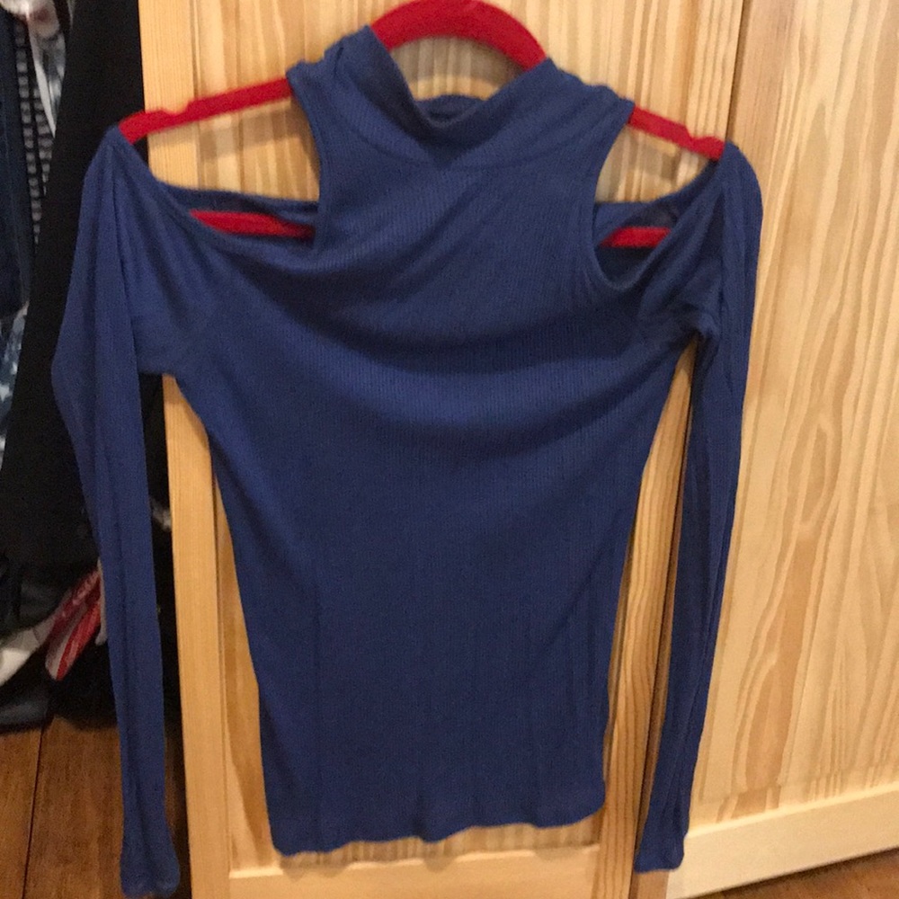 Cold shoulder top💙 - Picture 2 of 2
